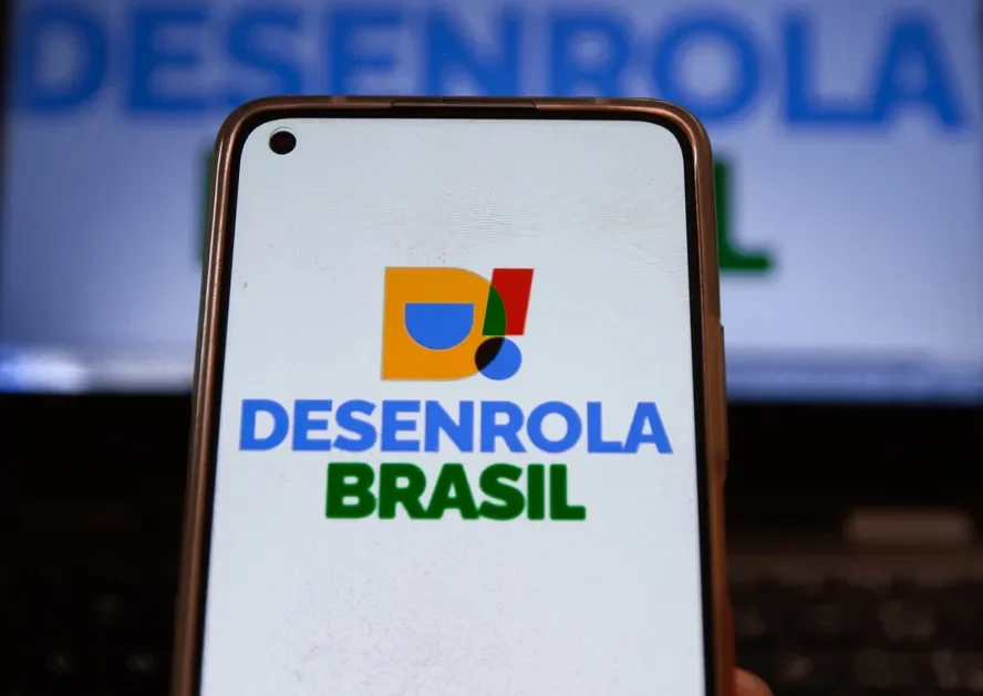 Celular exibindo uma tela ilustrativa sobre renegociação